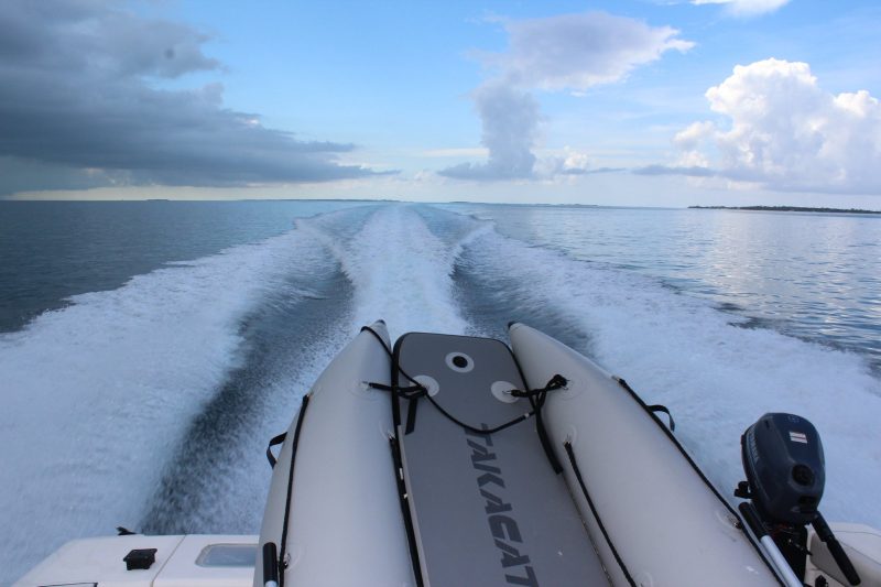 annexe gonflable takacat 300 LX sur plage arrière bateau