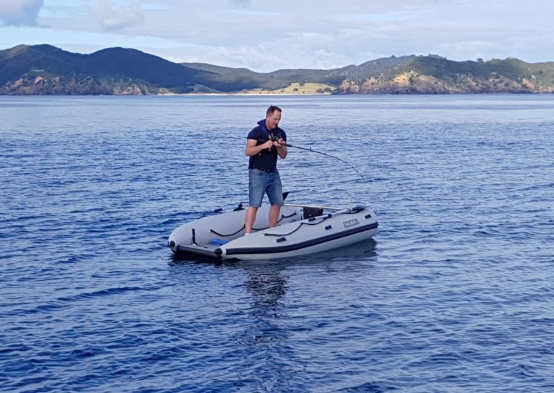 catamaran à moteur gonflable takacat 340 LX action de pêche