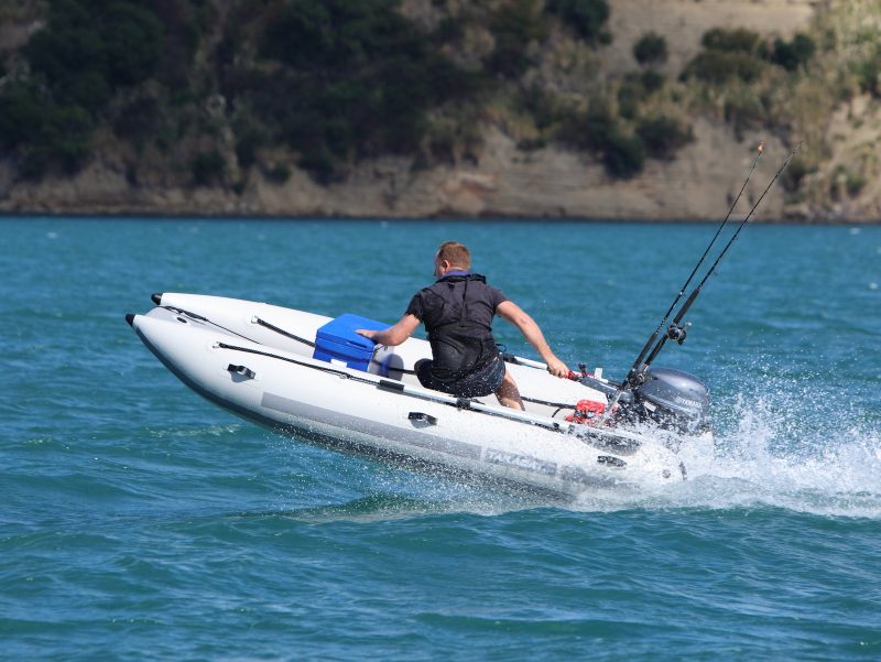 catamaran à moteur gonflable takacat 340 LX saut de vague