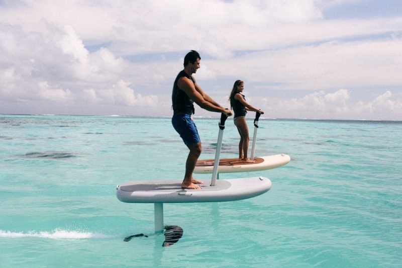 un gars et une fille sur Flitescooter duo de profil